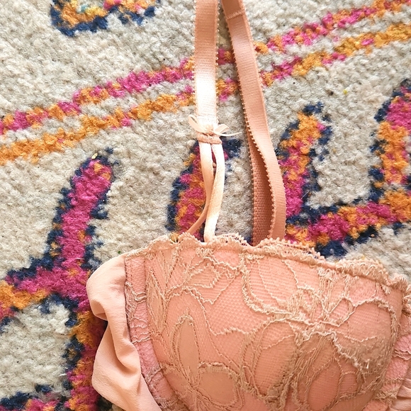 Victoria's Secret 32C Balconet - Picture 2 of 4